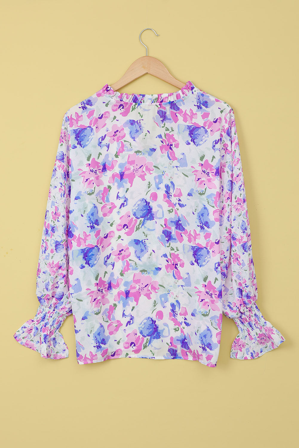 Blusa con mangas con volante y cuello anudado con ribete de volantes florales