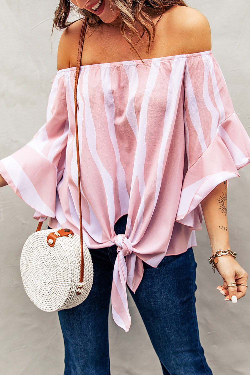 Blouse rayée nouée sur le devant à manches volantées