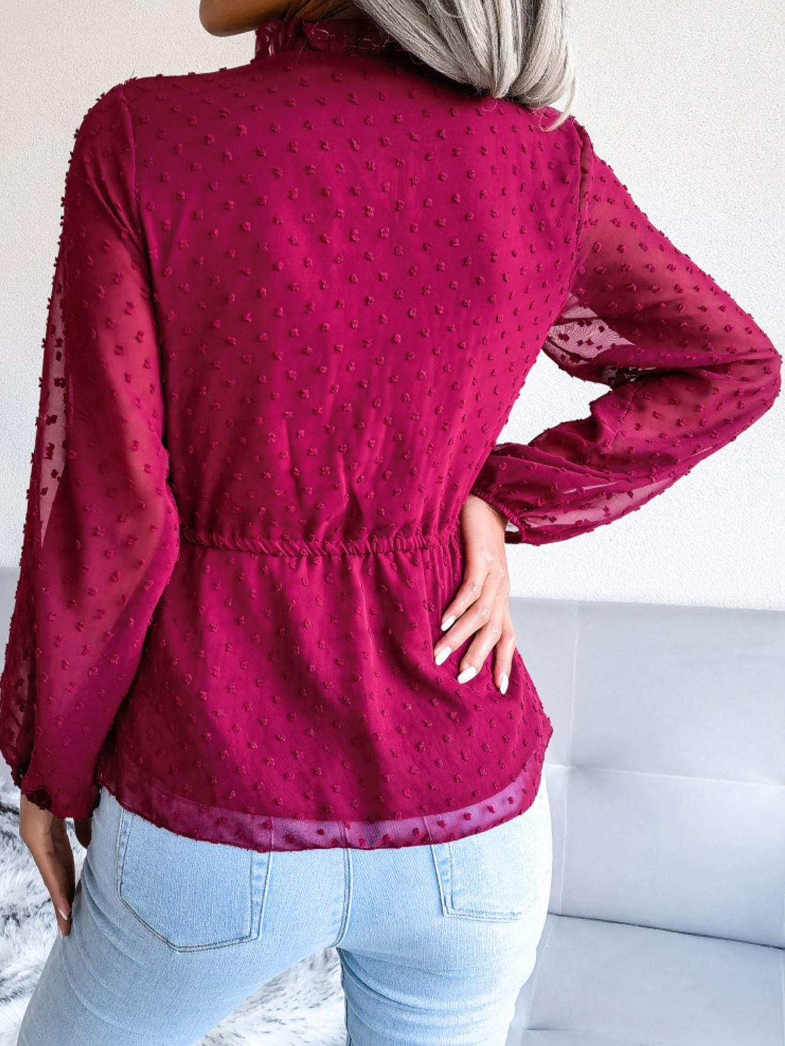 Blusa peplum con cordón en la cintura y ribete de volantes de lunares suizos