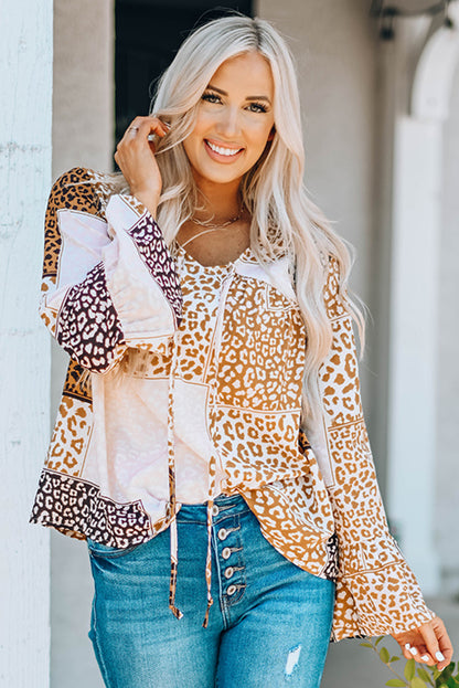 Blusa con manga acampanada y estampado de leopardo