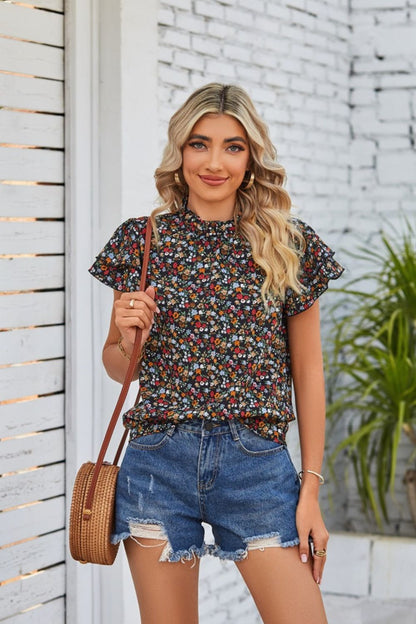 Blusa con mangas acampanadas y cuello con volantes florales