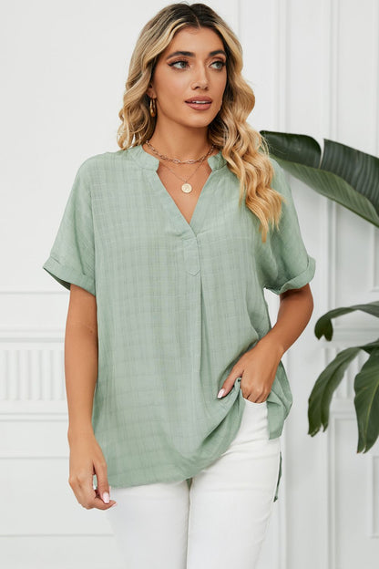 Blusa de manga corta con puños y cuello con muesca con abertura lateral