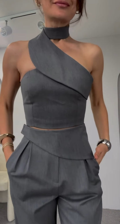 Traje de pantalón recto de cintura alta con cuello diagonal y top halter para mujer