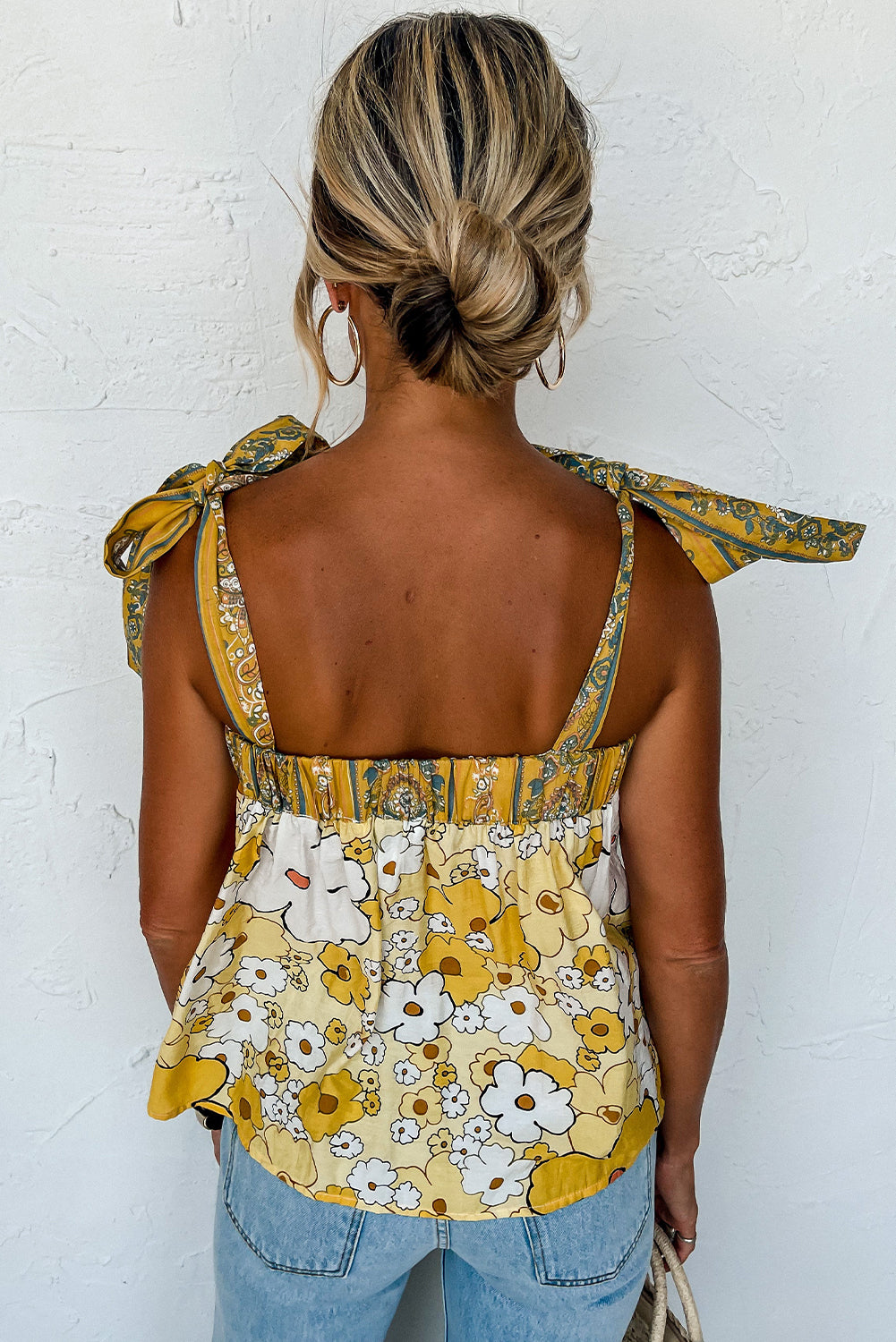 Débardeur boutonné à bretelles nouées en patchwork floral jaune