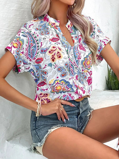 Blusa estampada de manga corta con cuello con muescas