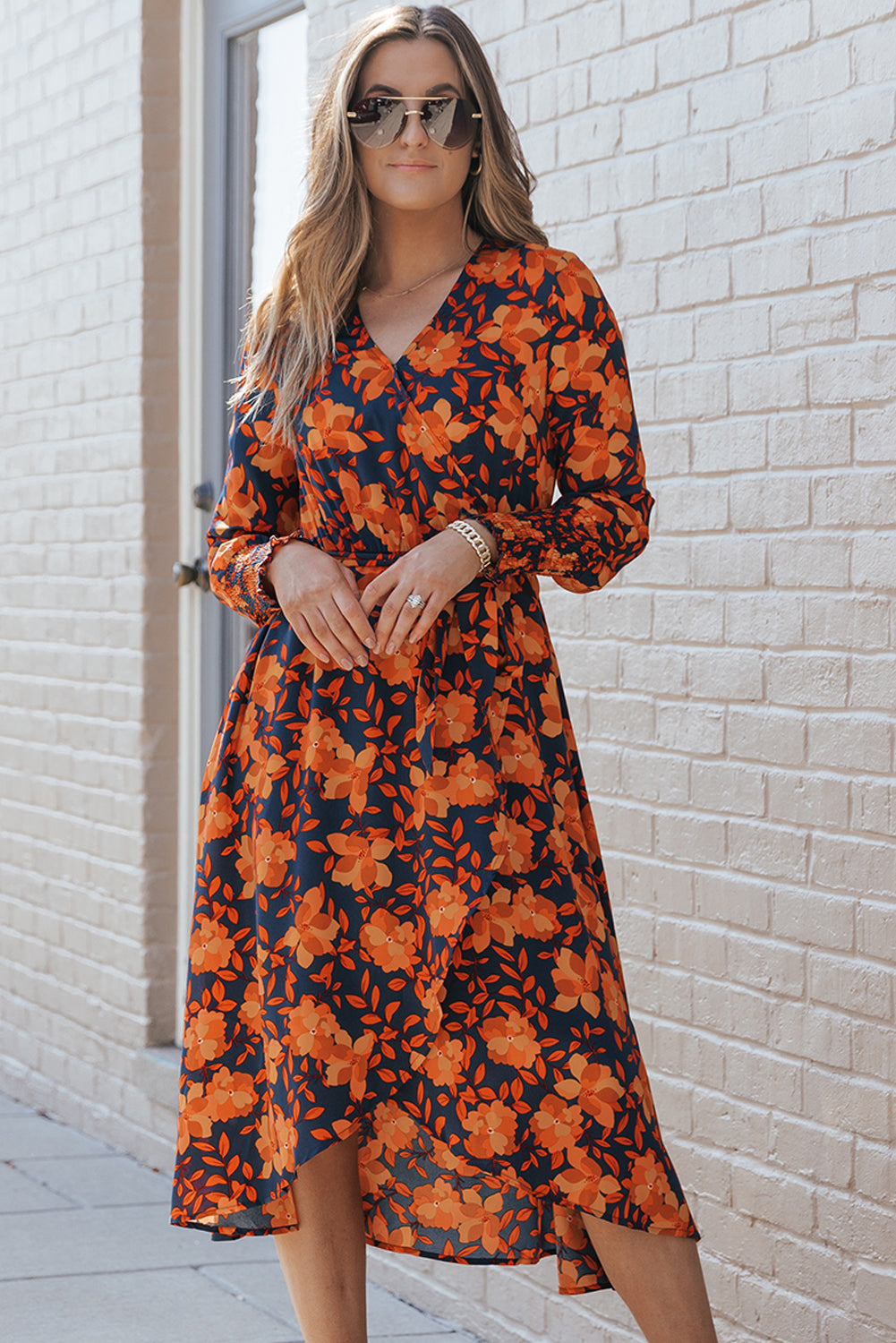 Vestido cruzado con cinturón y estampado floral naranja