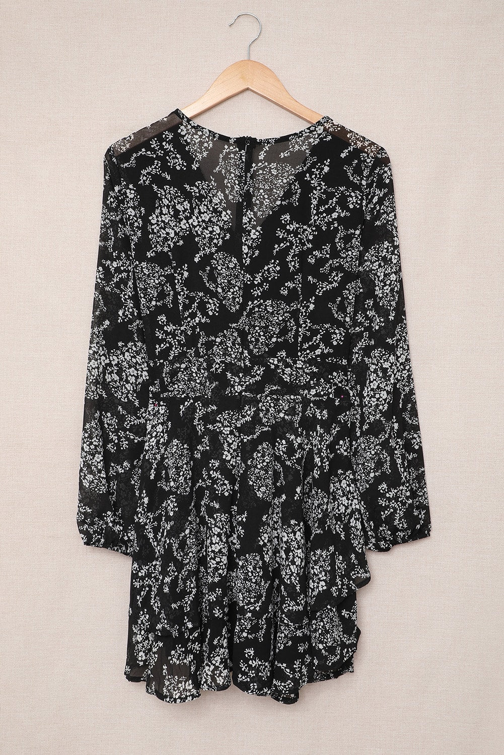 Robe courte noire à imprimé floral avec ourlet à volants superposé à la taille et à nouer à la taille