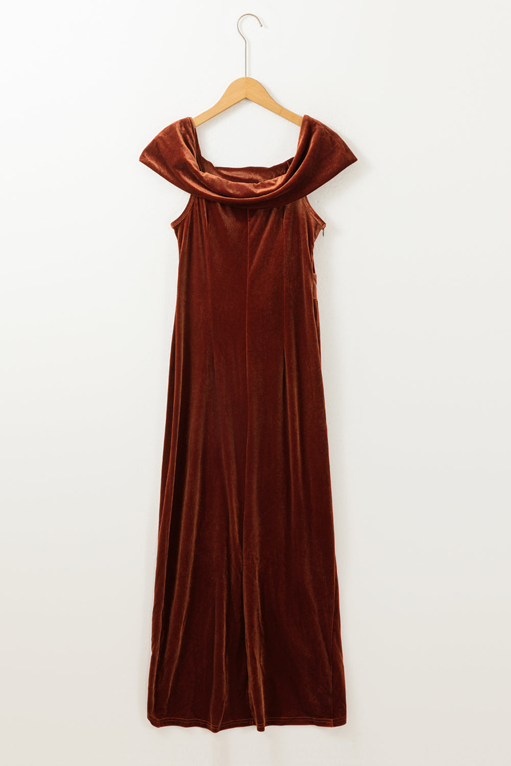 Robe de soirée portefeuille plissée en velours marron à épaules dénudées