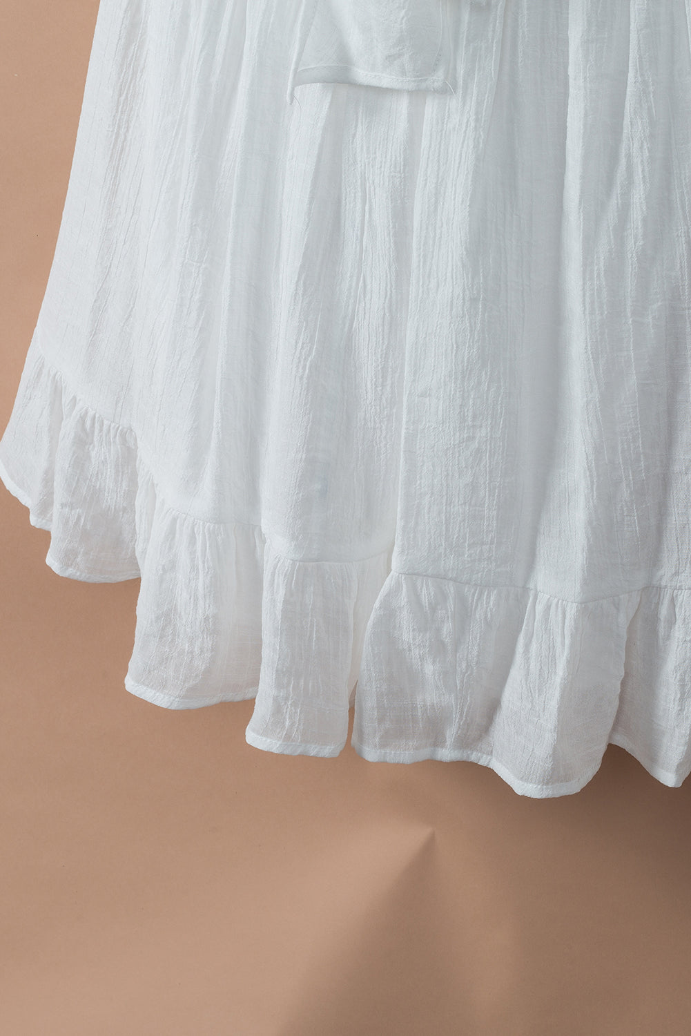 Mini-robe blanche à nœud papillon et col carré, taille haute à volants