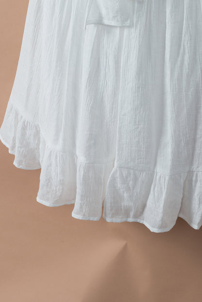 Mini-robe blanche à nœud papillon et col carré, taille haute à volants