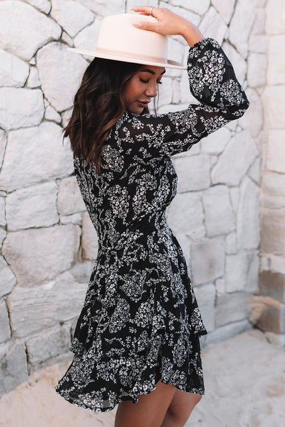 Robe courte noire à imprimé floral avec ourlet à volants superposé à la taille et à nouer à la taille