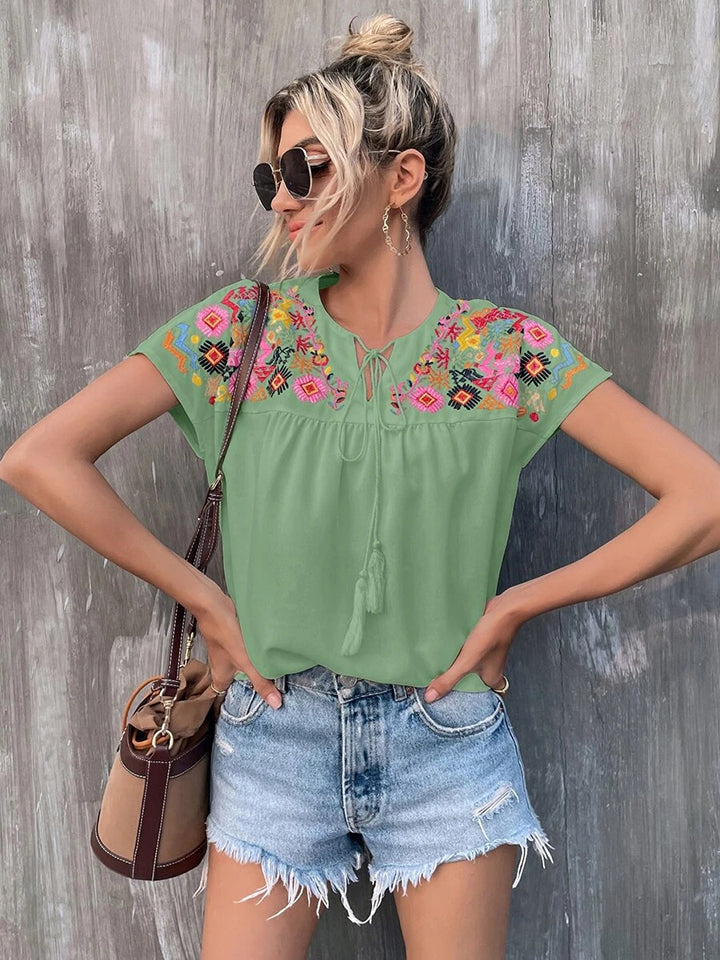 Blusa estampada de manga corta con cuello con muescas