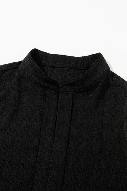 Camiseta sin mangas con cuello dividido y textura de celosía negra