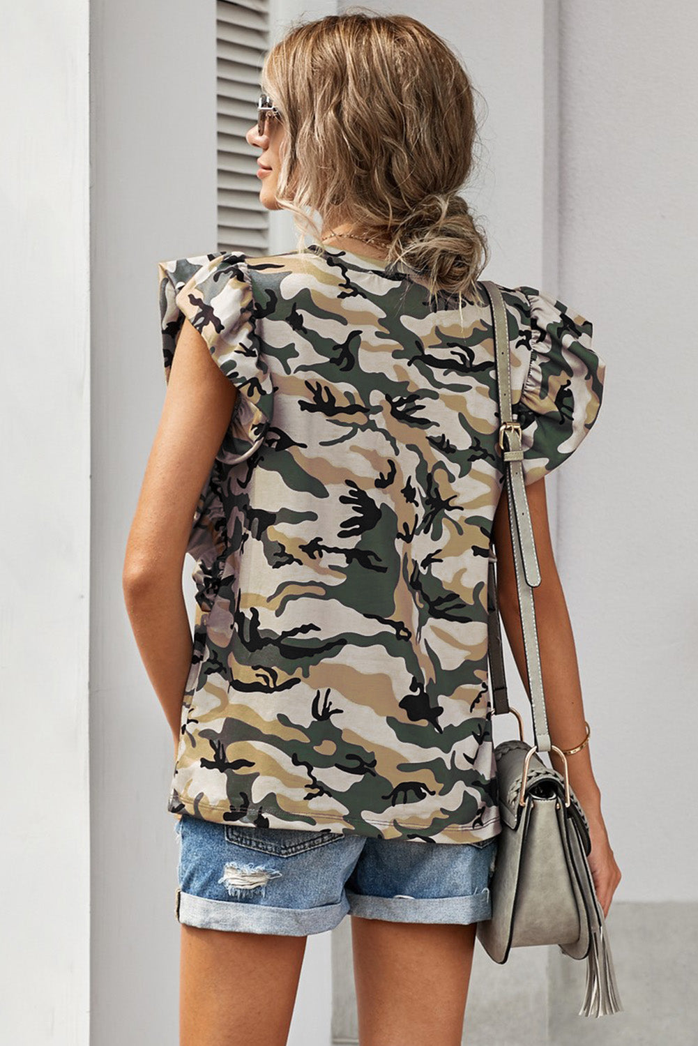 Camiseta de camuflaje con mangas onduladas