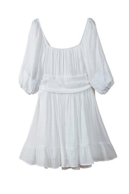 Mini-robe blanche à nœud papillon et col carré, taille haute à volants