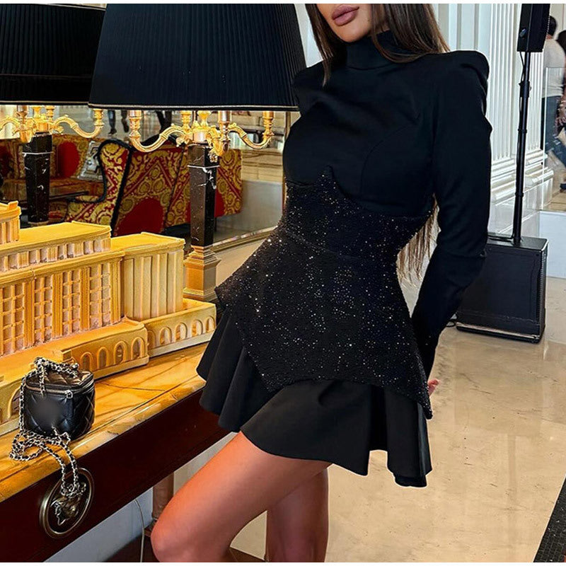 Mini-robe trapèze noire à sequins et épaules rembourrées à col montant