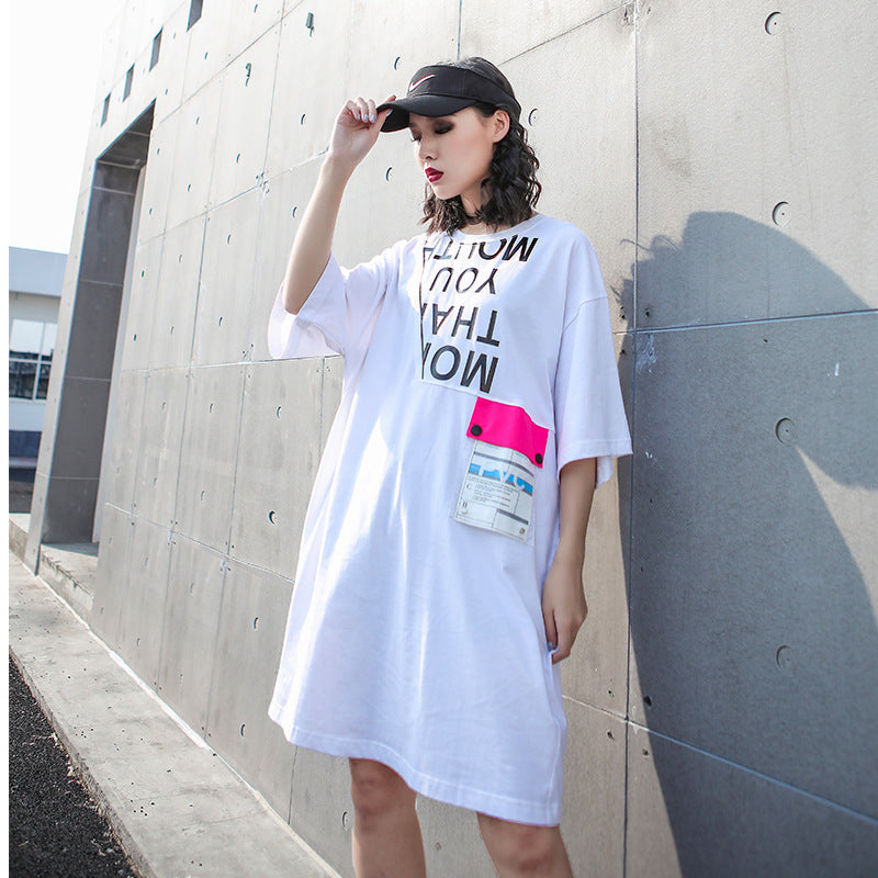 Camiseta casual de manga corta blanca de longitud media para mujer