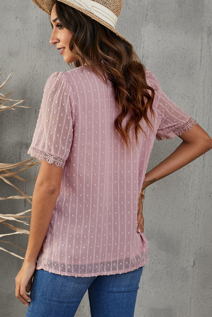 Blusa escotada con ribete de encaje y lunares suizos