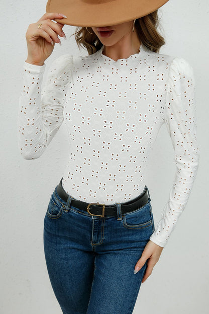 Blusa de manga larga con ojales y cuello redondo