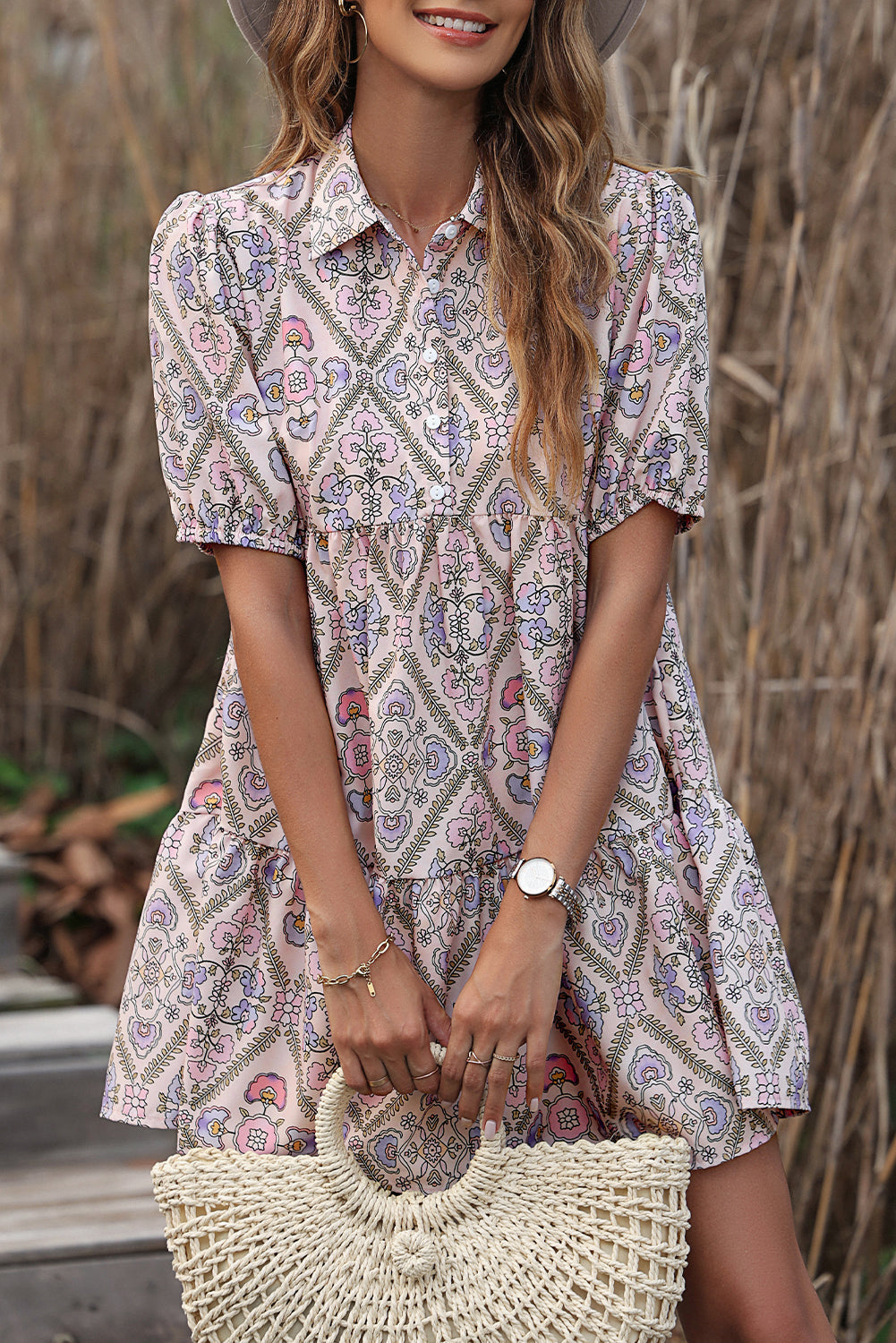 Vestido con volantes y mangas abullonadas con cuello camisero y botones florales rosa