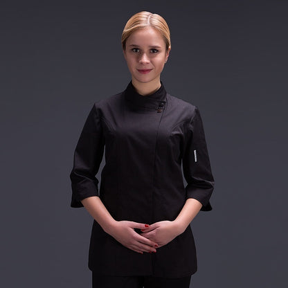 Costume pour femme chef dans la cuisine de l'hôtel