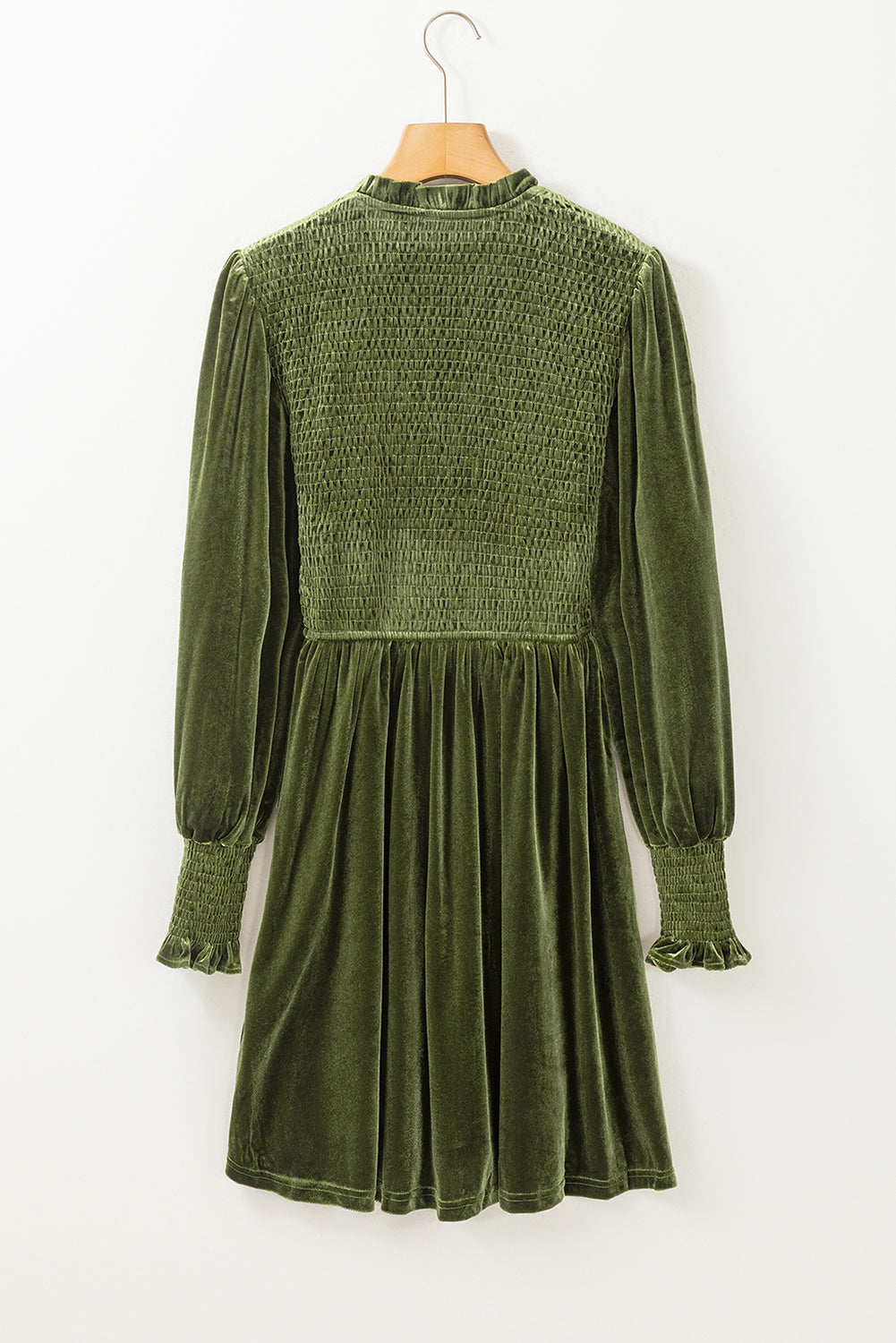 Vestido de terciopelo con corpiño fruncido y cuello con volantes en verde musgo