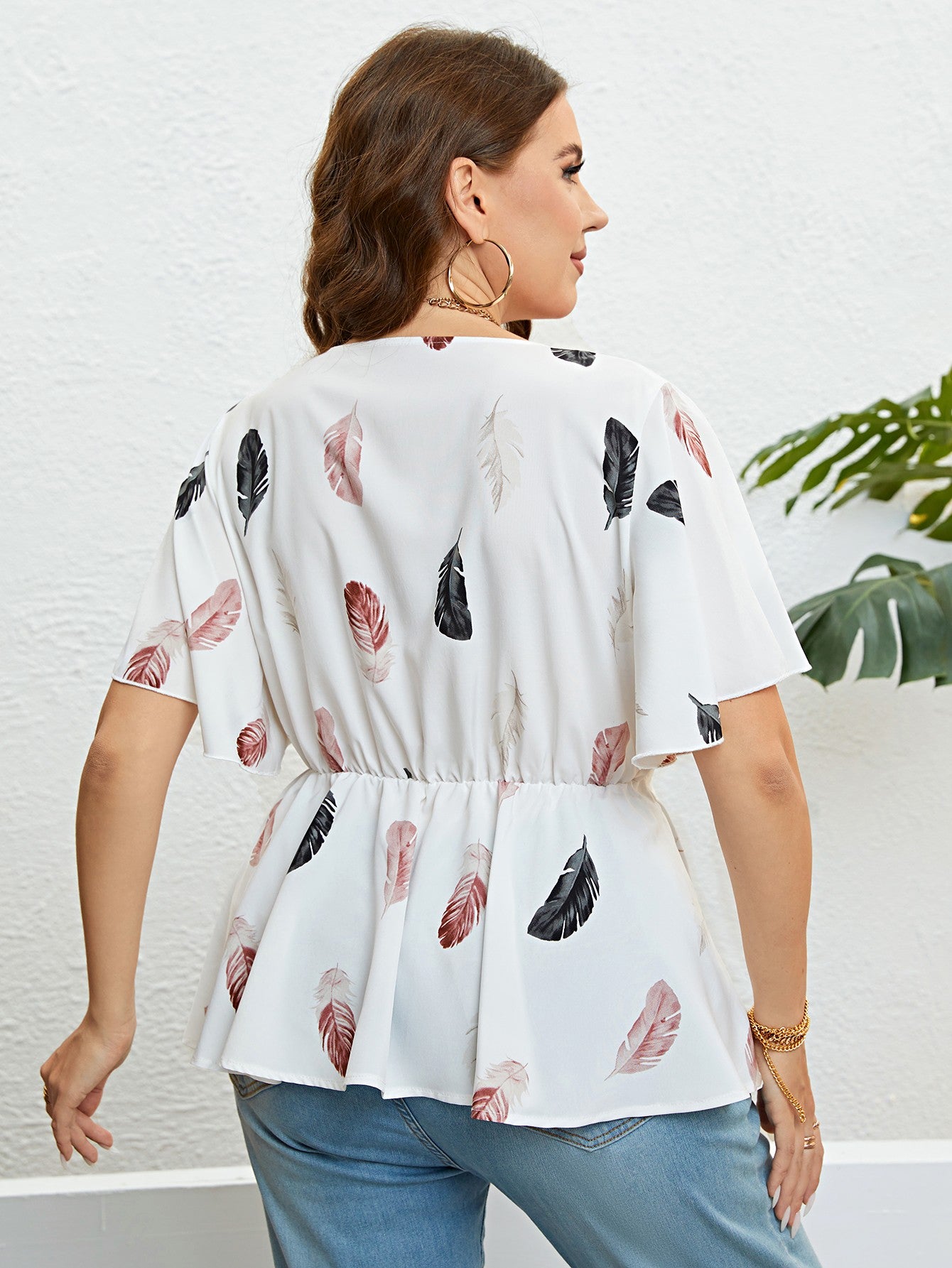 Blusa con mangas acampanadas y estampado de plumas