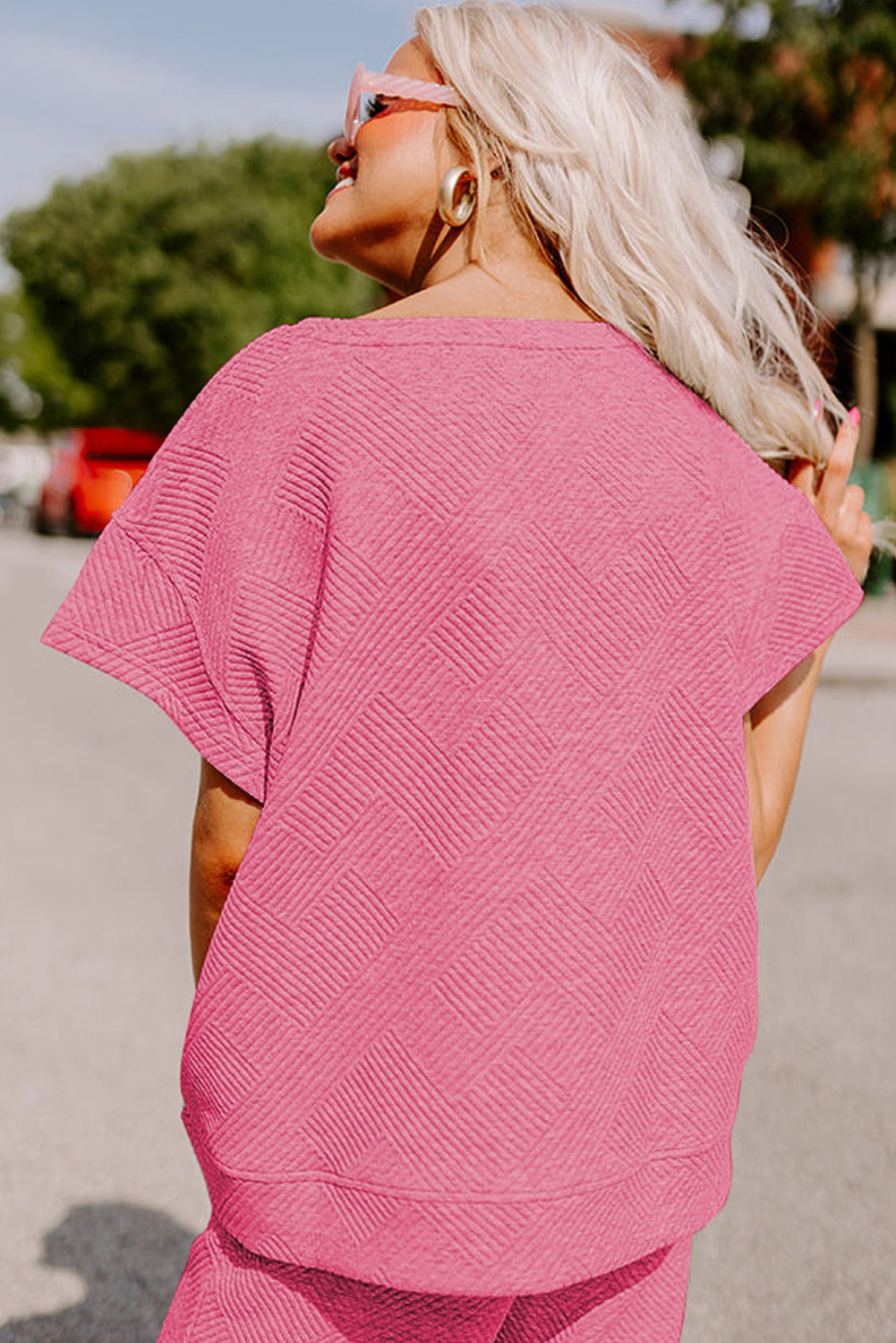 Conjunto de camiseta holgada con textura rosa fresa y pantalones con cordón