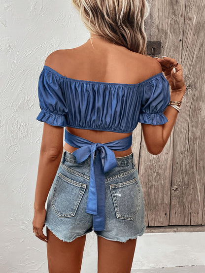 Blusa corta con hombros descubiertos y fruncido