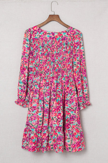 Robe florale violette smockée à col en V et manches bouffantes