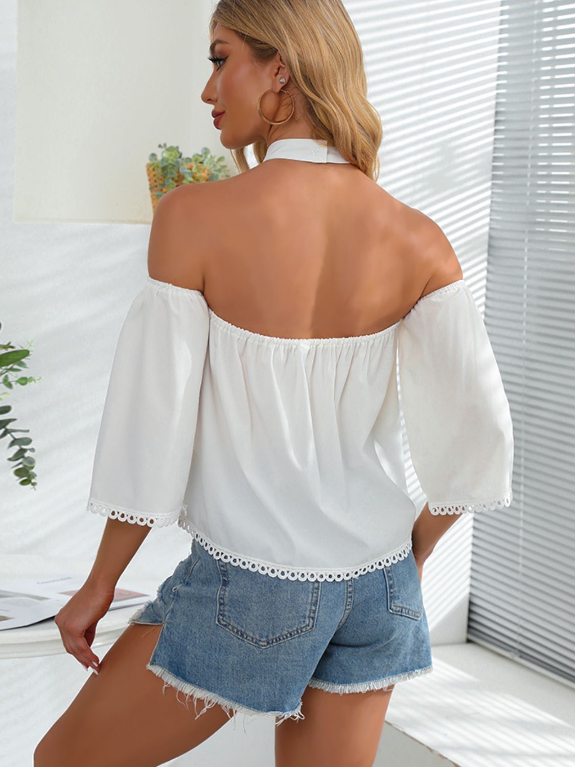 Blusa con hombros descubiertos y cuello halter de crochet