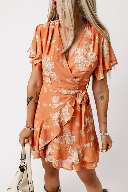 Robe florale orange enveloppée à col en V et manches flottantes avec volants