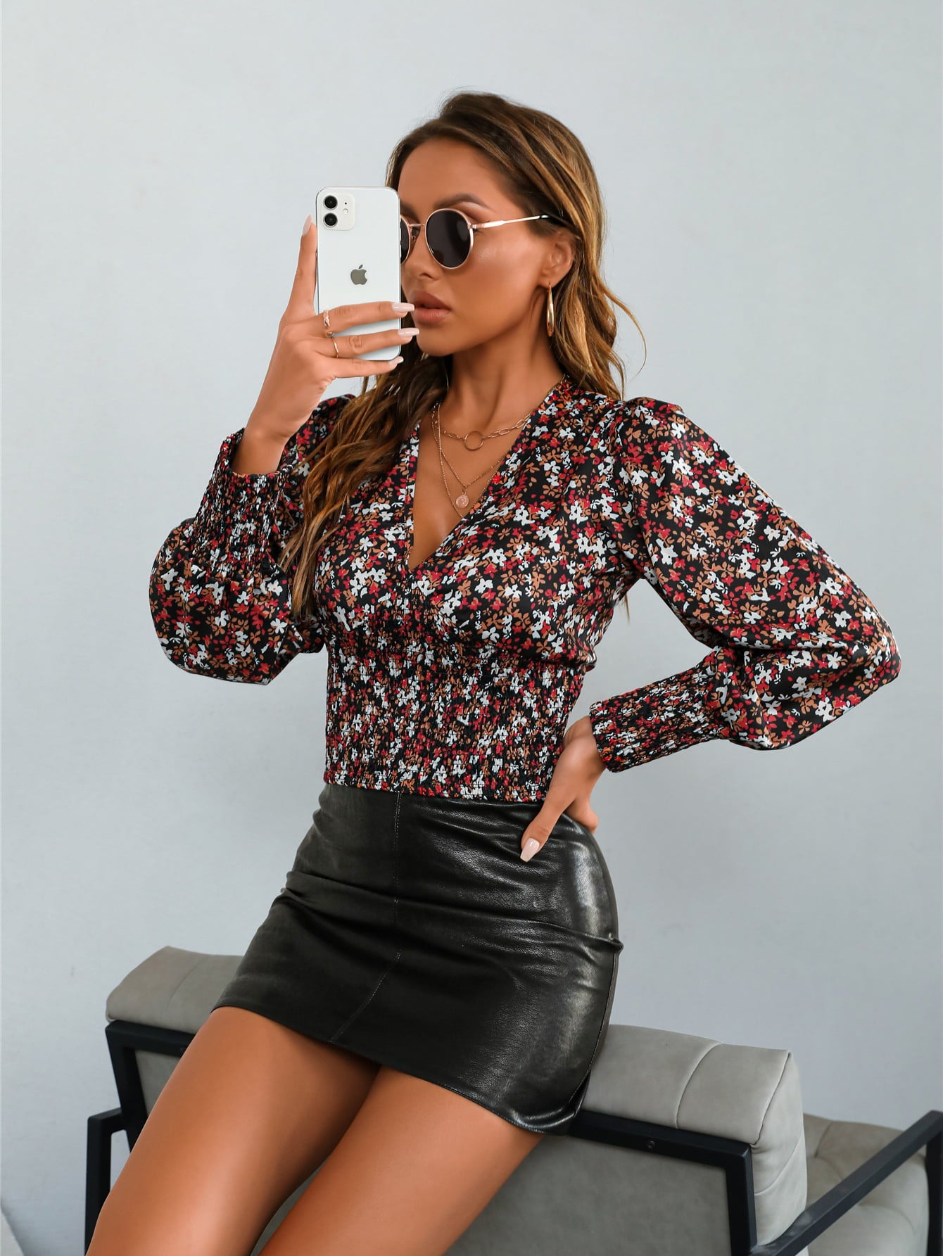 Blouse smockée à imprimé floral et col en V à manches lanternes