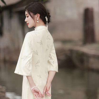 Vestido Cheongsam con manga acampanada y bordado de encaje albaricoque