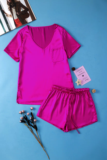 Conjunto de camiseta con cuello en V de satén rosa brillante y pantalones cortos con cordón