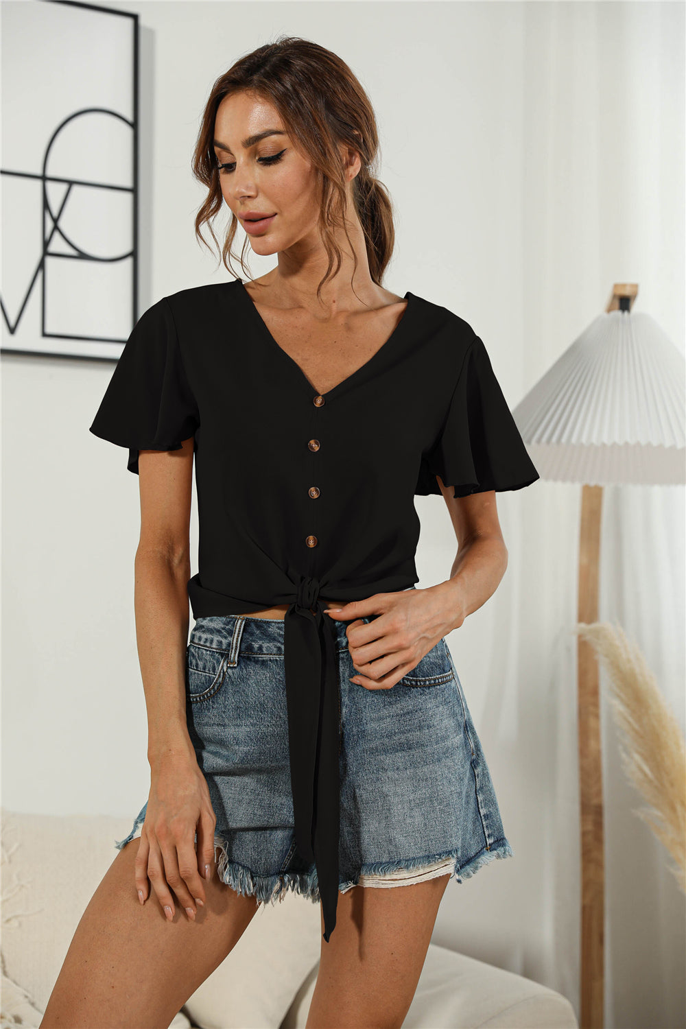 Blusa anudada con cuello en V y botones decorativos