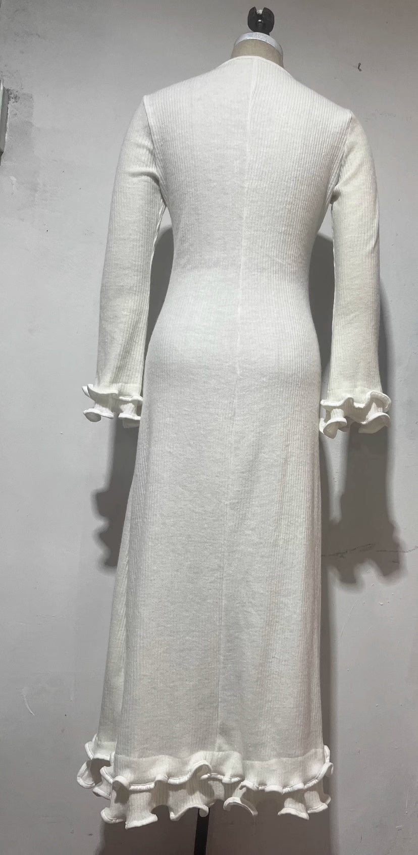 Vestido elegante ajustado con cuello redondo y manga acampanada de otoño