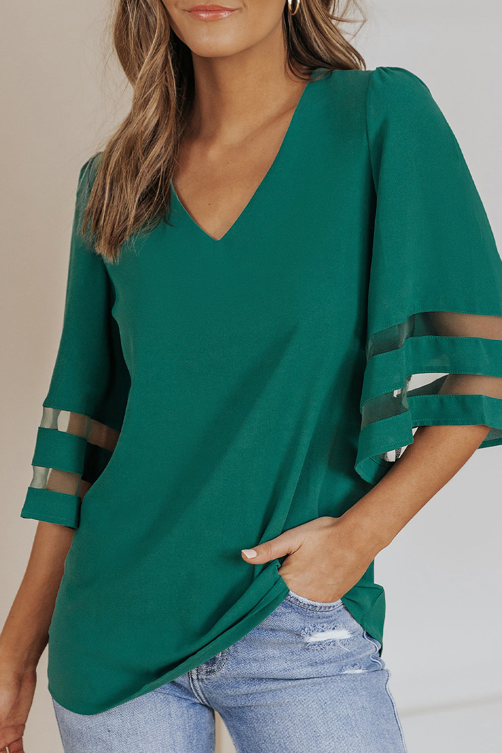 Blusa transparente con cuello en V y manga acampanada a rayas