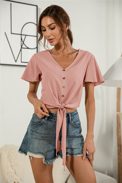 Blusa anudada con cuello en V y botones decorativos