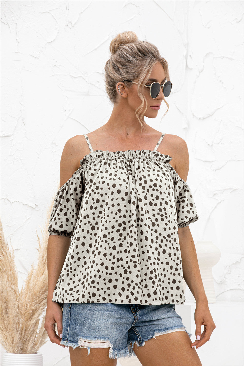 Blusa estampada con hombros descubiertos y ribete de volantes