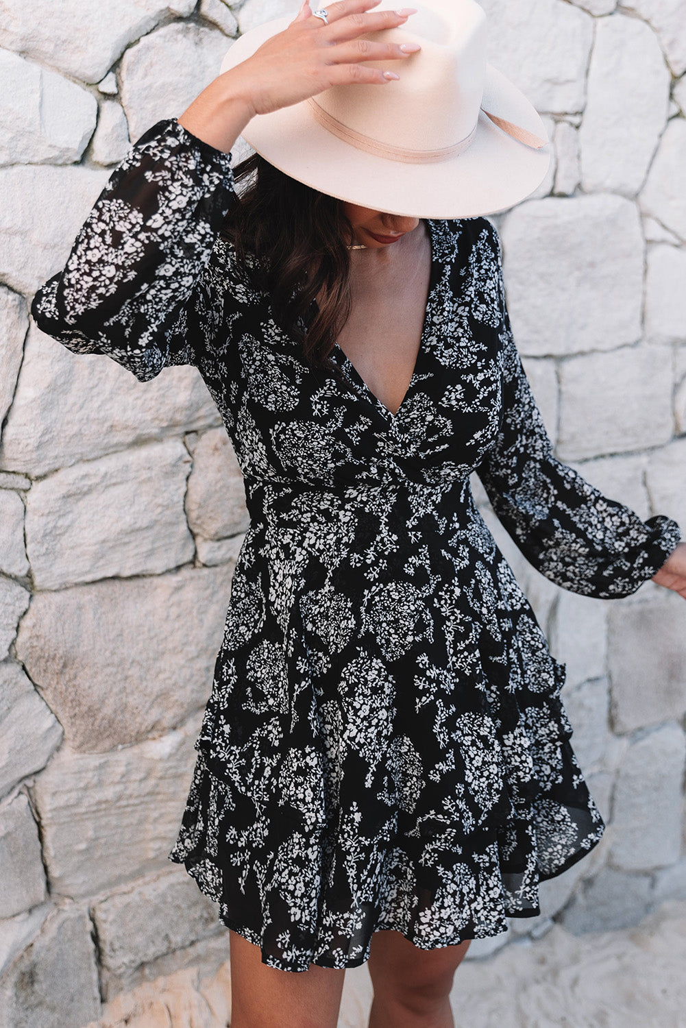 Robe courte noire à imprimé floral avec ourlet à volants superposé à la taille et à nouer à la taille