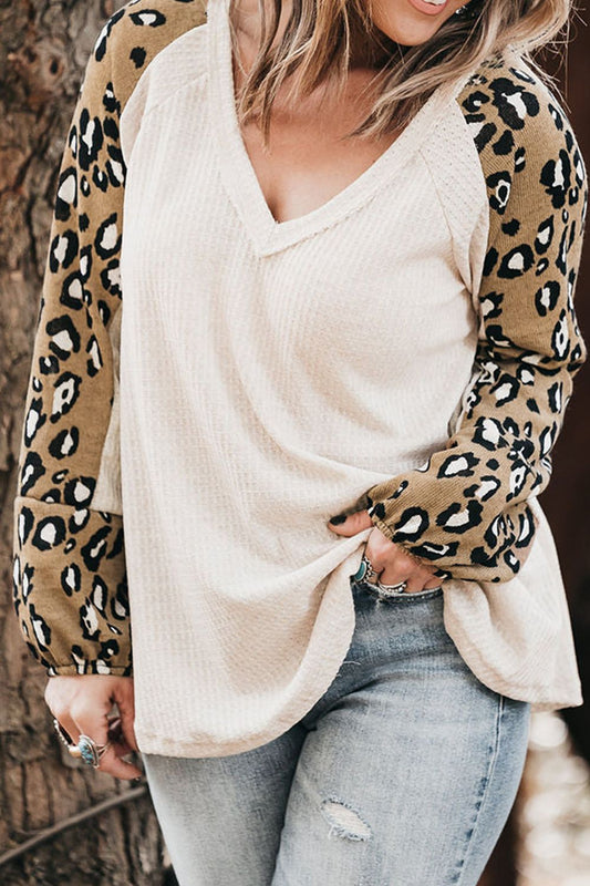 Blusa de manga raglán con cuello en V y estampado de leopardo de talla grande