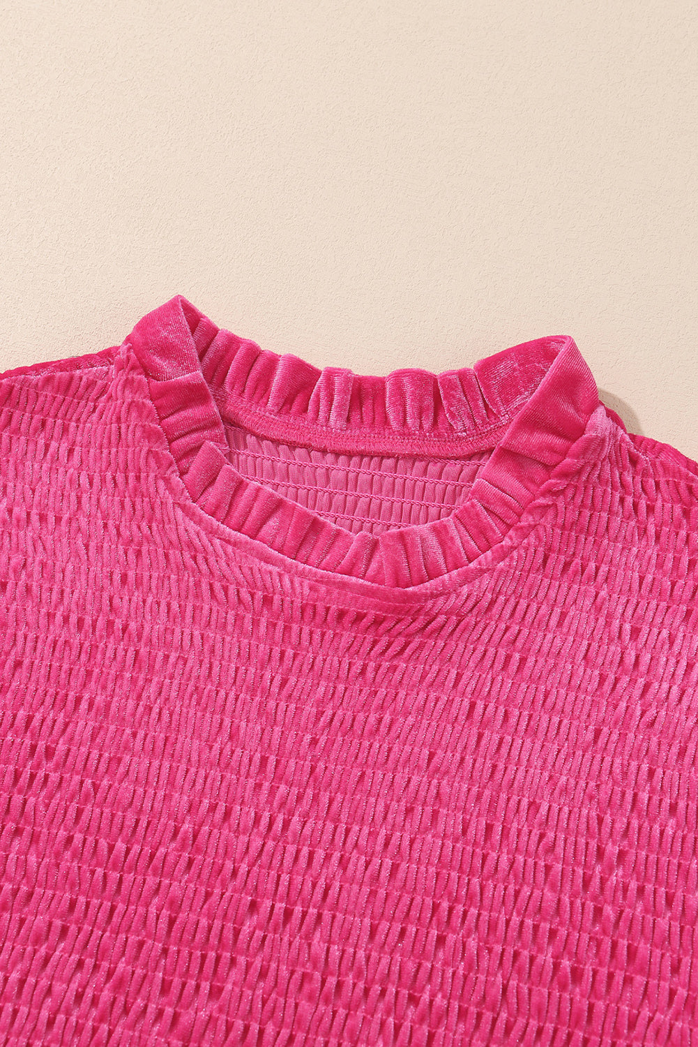 Vestido de terciopelo con corpiño fruncido y cuello con volantes en rosa