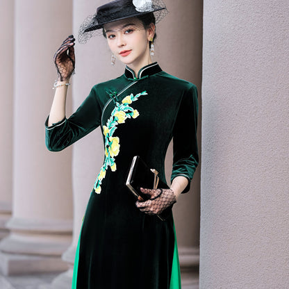 Cheongsam Ao Dai amélioré à manches trois-quarts en velours doré, brodé non fendu