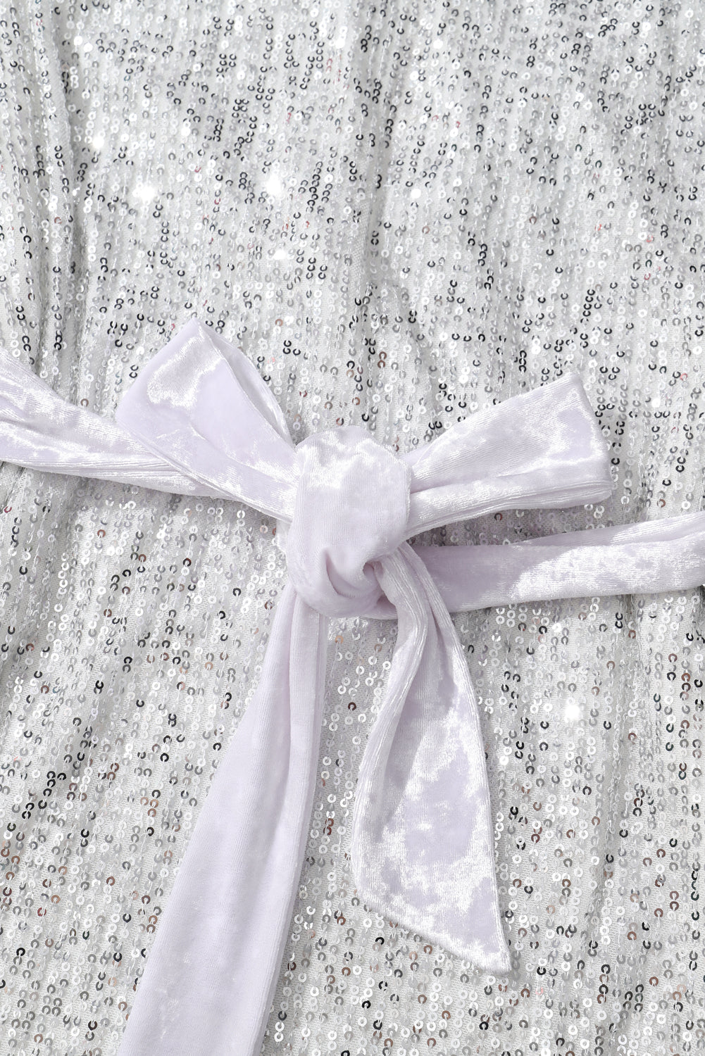 Mini-robe argentée à sequins, manches longues, nouée à la taille