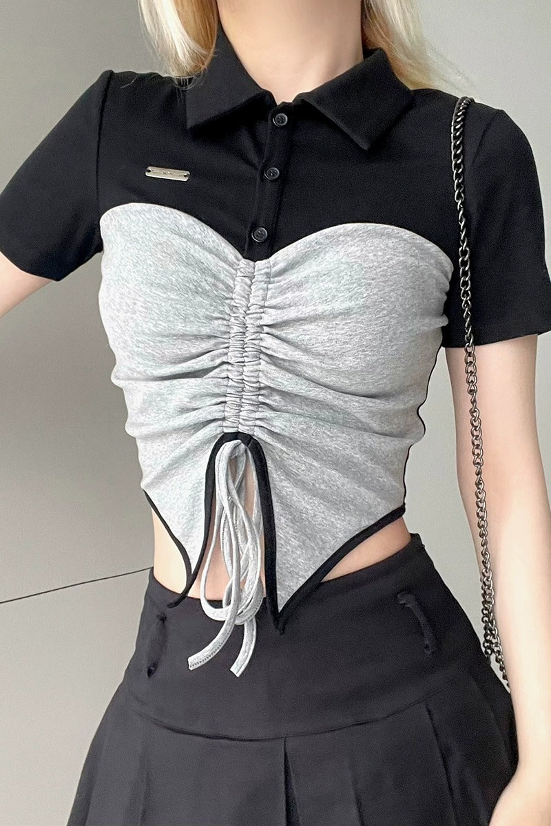 Top plisado con cordón y panel en contraste con cuello tipo polo