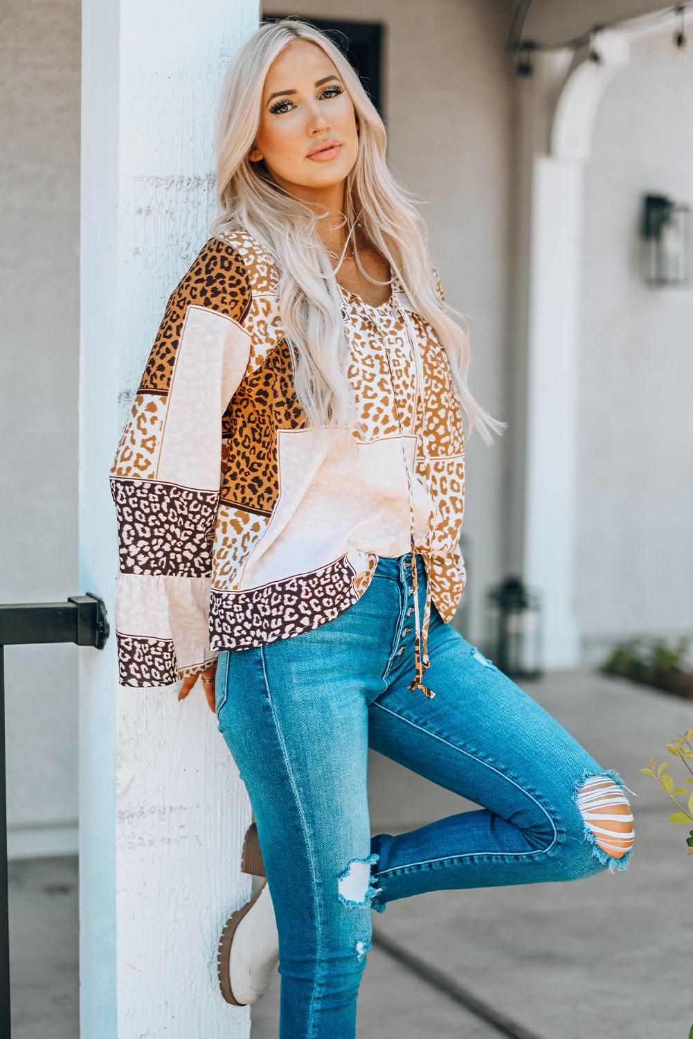 Blusa con manga acampanada y estampado de leopardo